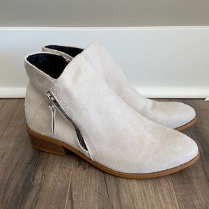 NWT Ivory boots, size 8